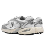 725v1 - White/Metallic Silver/Slate Grey