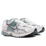 Women's Zoom Vomero 5 - Summit White/Metallic Silver/Wolf Grey